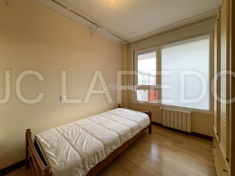 Foto cdacd770-4979-4af8-a988-995be291a26b. Pis amb calefacció aparcament a Zona Playa Laredo