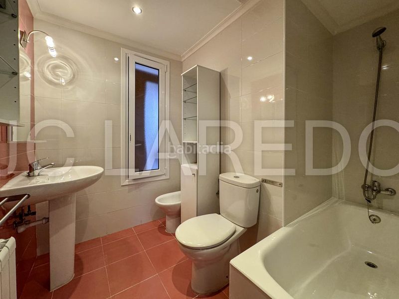 Foto dcc5351c-dce4-498e-8c53-efdb27c7c216. Pis amb calefacció aparcament a Zona Playa Laredo