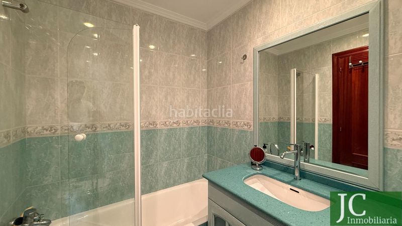 Foto 3775b799-fc10-4b57-8b13-13b0fbc5ad29. Casa adossada amb calefacció aparcament piscina a Laredo