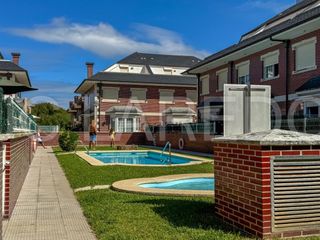 Casa a schiera in El Puntal. Chalet adosado en laredo  piscina  zona puntal