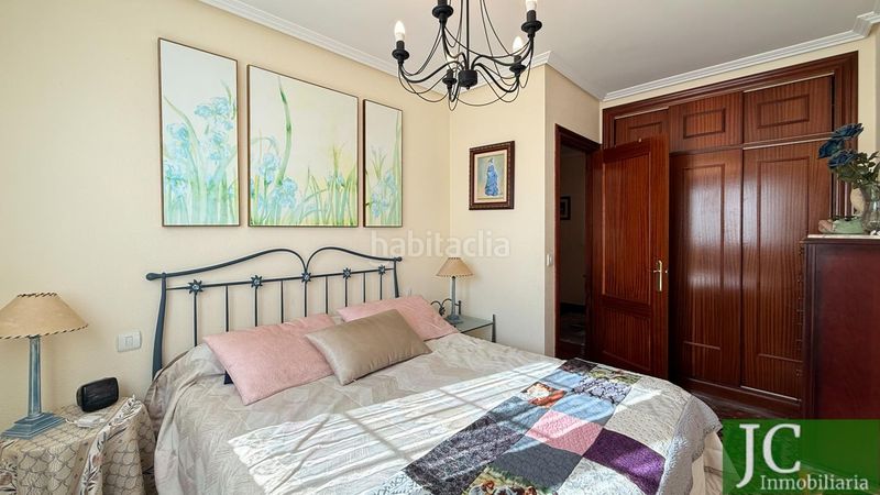 Foto 61f71714-0dc7-4472-a570-1d438aa408c6. Casa adossada amb calefacció aparcament piscina a Laredo