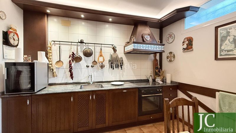 Foto fa97d1df-510d-4325-89dc-8d098fd444d5. Casa adossada amb calefacció aparcament piscina a Laredo