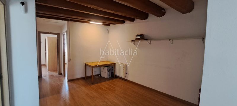 Foto e3366329-59a4-4353-8600-625c4bc68410. Pis a Raval Barcelona
