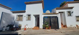 Haus in Urbanització les bassetes 5. Adosado les bassetes adsubia