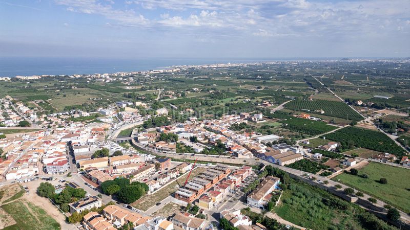 Foto df34ac9b-3e75-4e22-99c2-f55c1a18689f. Casa adossada a carrer francesc de vinatea 4 a Poblets (els)