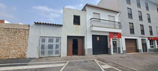 Casa  Carrer dénia 14. Casa con patio en el centro de pego