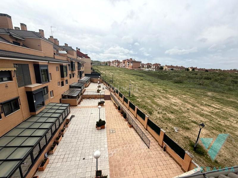 Foto eda2cfa8-9ce4-438e-9c88-15b712baaa16. Zweistöckige wohnung mit heizung parking in Cobeña