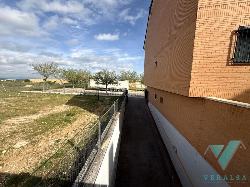 Foto fa7d507b-fa5d-4c06-8a0e-d37650f075a4. Zweistöckige wohnung mit heizung parking in Cobeña