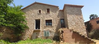 Chalet in Avinguda d'arbeca. En venda xalet de pedra a reformar de 466 m2 de superfície const