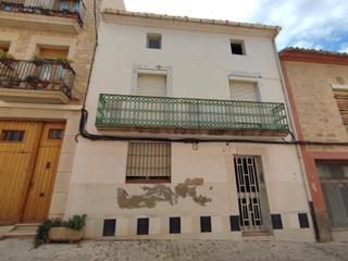 Casa a Carrer de l'abadia 9. Casa en venda de 401 m2 de superfície construïda sobre un solar