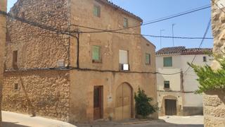 Casa a Cervià de les Garrigues. Casa en venda de 205 m2 de superfície construïda, situada a cerv