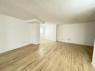 Locale commerciale in Carrer petra 1. Local comercial reformado en edificio con ascensor