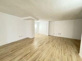 Local Comercial a Carrer petra 1. Local comercial reformado en edificio con ascensor