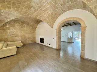 Casa adossada a Sol 8. Encantadora casa de pueblo en venta en campos, mallorca  reforma