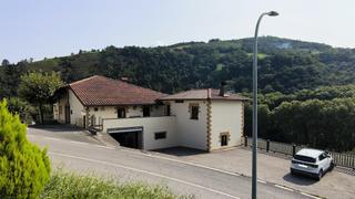 Masia  Aizarnazabal hirialdea gunea. Lado sur de caserío, con terrenos