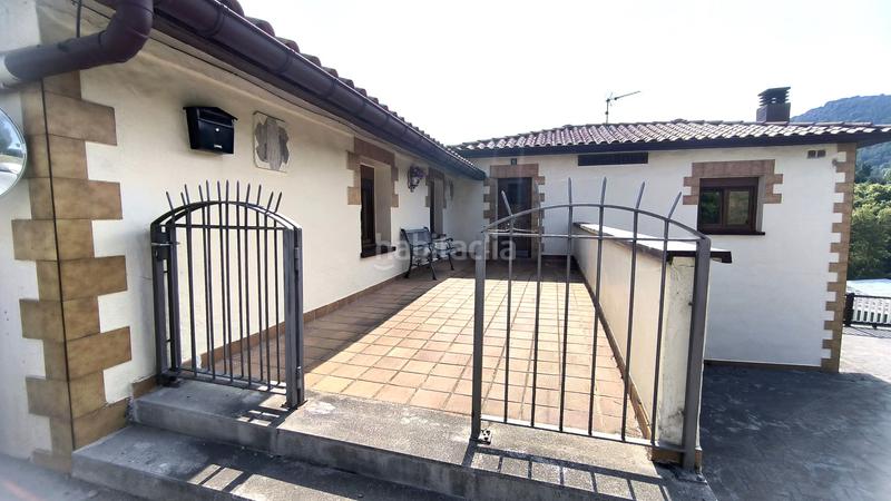 Foto f65ef992-3027-4139-8286-e1ad410a943f. Masía lado sur de caserío, con terrenos en Aizarnazabal