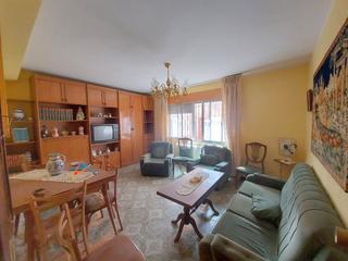 Appartement à Calle costa 20. Piso en muel, a reformar con terraza de atico y trastero
