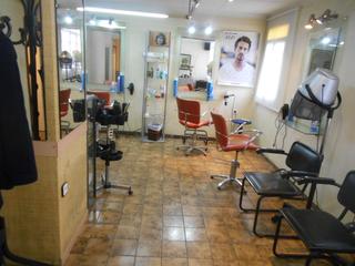 Transfer Business premise in Carrer de joan arús i borràs 8. Peluqueria en funcionamiento, equipada, cn cuarto para masajes