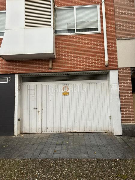 Foto dcb58a8e-1f5a-42b8-81fa-019715da15f1. Parking voiture dans Laguna de Duero