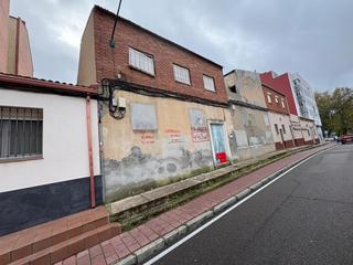 Casa  Calle alta. Encantadora casa en pajarillos, valladolid hazla tuya y dale vid