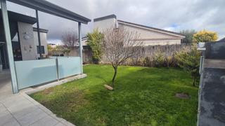 Casa en Aldeamayor de San Martín. Chalet independiente en urbanización el soto, 3 dormitorios, jar