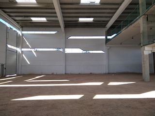 Alquiler Nave industrial en Parets del Vallès. Aislada tipo c, muelles
