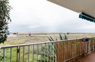 Pis a Lluminetes. Maravillosa planta baja en primera línea de playa en castelldefe