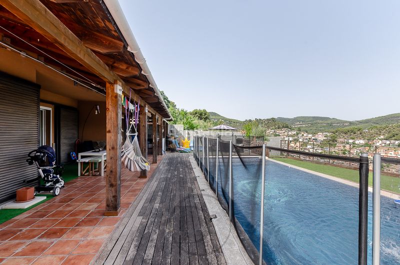 Foto 40e745f5-0ba4-481f-97e5-95d4074d52a2. Casa amb xemeneia calefacció aparcament piscina a Vallirana