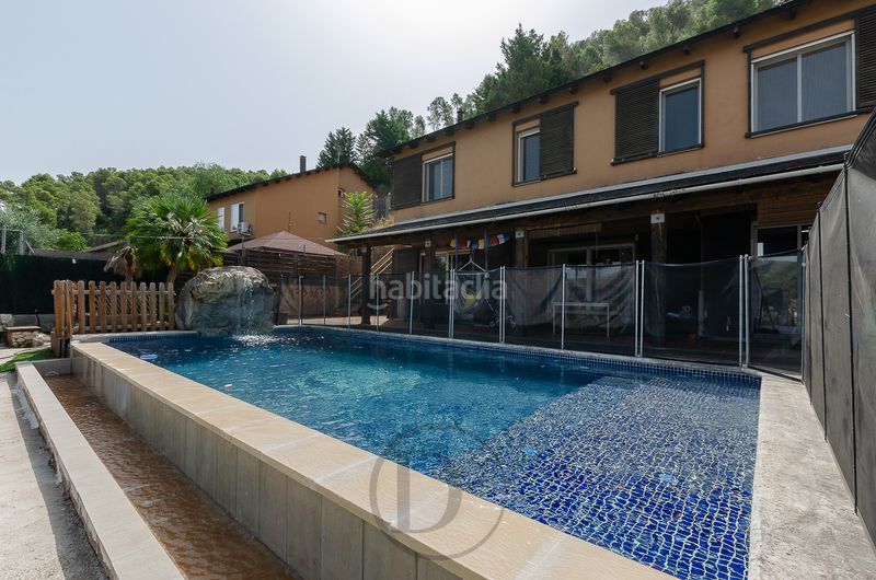 Foto 635a7153-a2c8-4e32-a5f7-8f9031be3888. Casa amb xemeneia calefacció aparcament piscina a Vallirana