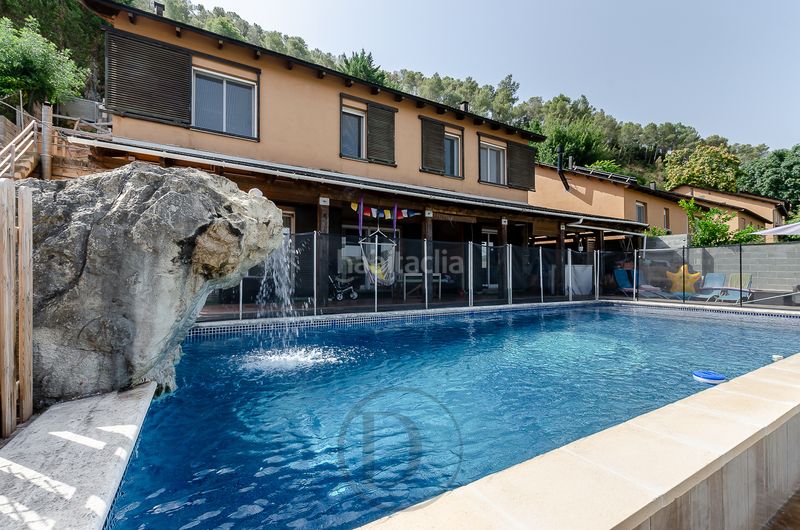 Foto a234bc7d-ef0e-4122-9efc-984b536318e0. Casa amb xemeneia calefacció aparcament piscina a Vallirana