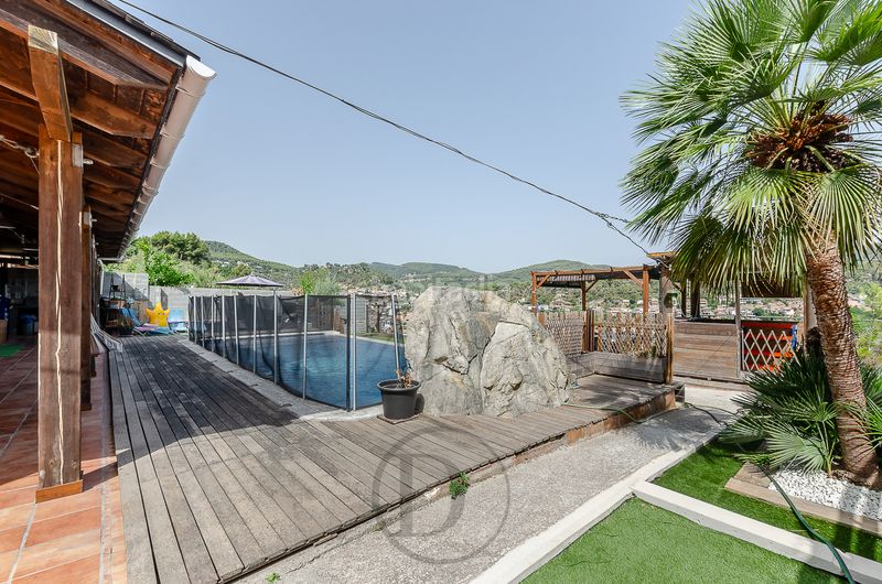 Foto c0a37e79-72eb-4518-ae18-89a9acf73e71. Casa amb xemeneia calefacció aparcament piscina a Vallirana