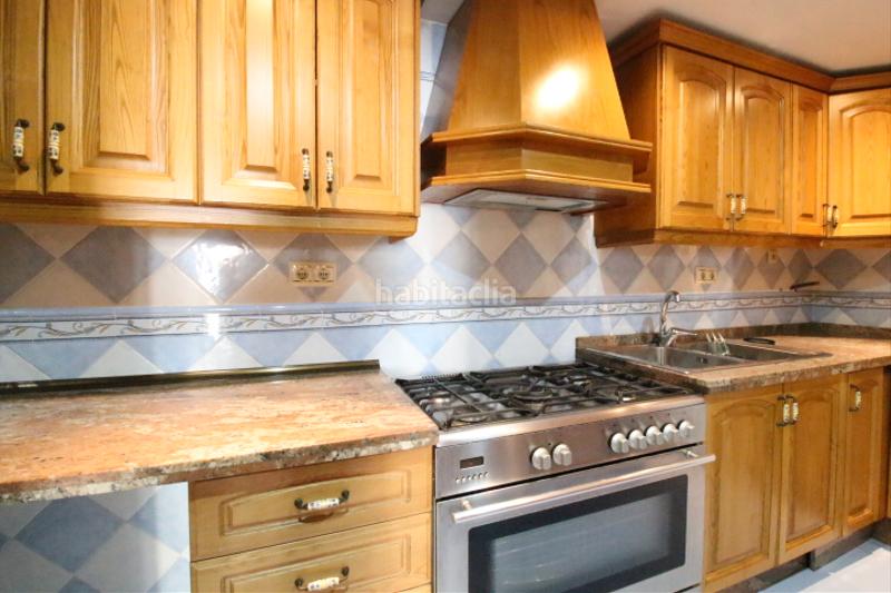 Foto 72d39ca9-666e-42f0-a9c5-e70fc9c51010. Dúplex amb xemeneia a Puerto Marina Benalmádena