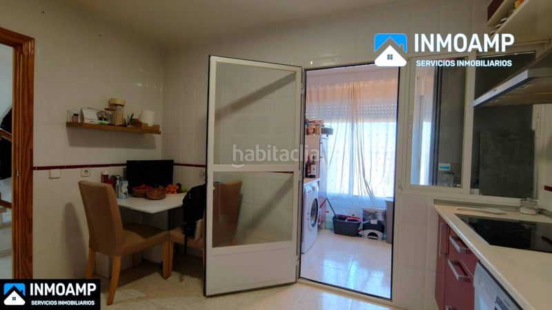 Foto 0ffbb233-0d1d-4459-a3b9-f1a565efb282. Casa aparellada amb aparcament a Carranque