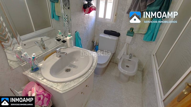 Foto 2c855a18-d189-4d34-8c38-165b8ce0489e. Casa aparellada amb aparcament a Carranque