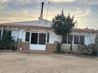 Miete Chalet in Carretera de las mesas 5. Chalet  en alquiler con opcion a compra nuevo con 3500m.