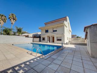 Casa pareada  Carrer romànic. Chalet pareado de 261 m² con piscina comunitaria, a 700 m de la