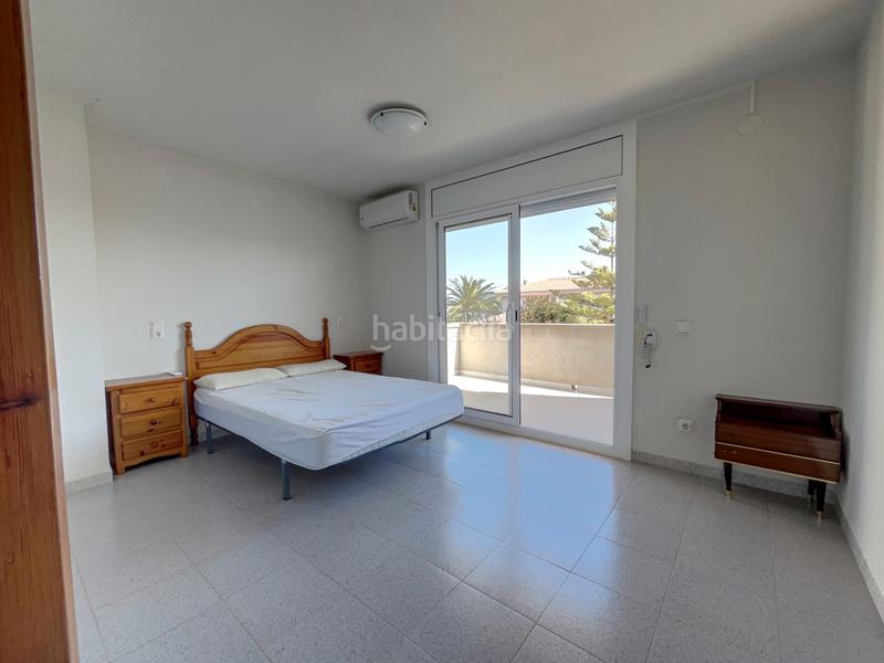 Foto f68f7af5-383e-40b2-ae3f-eed9fc21c6c2. Casa aparellada amb xemeneia calefacció aparcament piscina a Cambrils