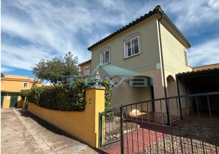 Reihenhaus  Avinguda califòrnia 59. Casa adosada con jardín y piscina comunitaria – miami playa