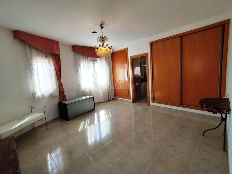 Foto 0eae97f7-8f22-43f0-bbd5-2e7e328855c1. Casa adossada amb piscina a Passeig Marítim Miami Platja