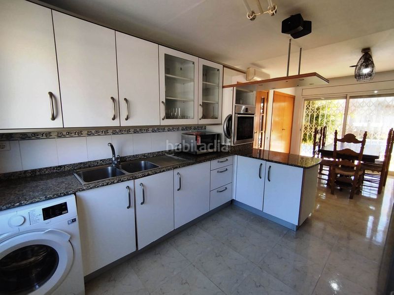Foto 10cb4418-4e80-4272-aa75-f176dfe97c32. Casa adossada amb piscina a Passeig Marítim Miami Platja