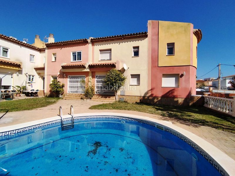 Foto a91eed2f-aff3-4b65-a624-e0cd01d5accf. Casa adossada amb piscina a Passeig Marítim Miami Platja