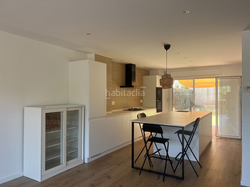 Foto b3343fc0-e62a-4c5e-beb9-fc1f67982141. Casa adossada amb xemeneia calefacció aparcament a Castellbisbal