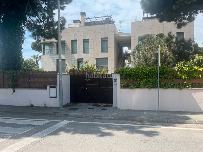 Foto af302107-1262-4b13-bed0-95c2b7243981. Parking coche plaza de aparcamiento delante de pistas tenis calle pinar gava en Gavà