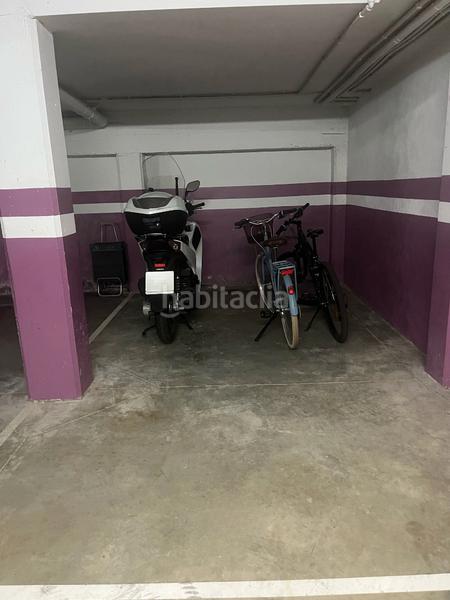 Foto b1db2dc6-ad36-4800-8a05-86867f713b07. Parking coche plaza de aparcamiento delante de pistas tenis calle pinar gava en Gavà