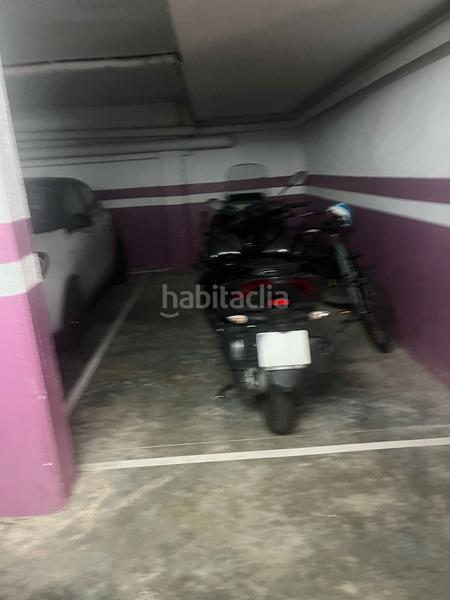 Foto e0fbf69d-e254-47c6-97fb-f2affc1d46d9. Parking coche plaza de aparcamiento delante de pistas tenis calle pinar gava en Gavà