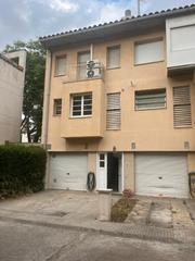 Lloguer Casa adossada a Les Torres. Casa adosada en alquiler en el centro de rubí