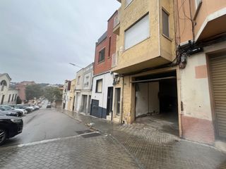 Local Comercial  Carrer de calder�n de la barca. Amplio local en planta baja ideal para negocio o inversi�n