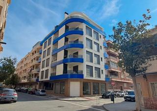 Appartamento en Las Piscinas Naturales. Vivienda alto standing en venta en torrevieja