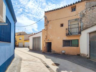 Casa en Calle cipr�s 20. Suelo con construcci�n para rehabilitar o derribar en la zaida