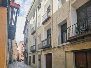 Pis a Calle tudela 11. Piso para reformar con 4 habitaciones en una finca sin ascensor.